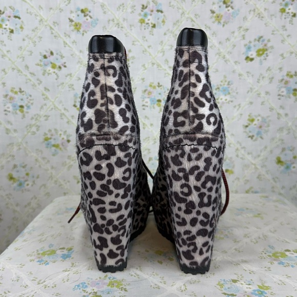 Never Worn Xhilaration Furry Snow Leopard Womens Shoes Platform Wedge Heels - Picture 4 of 12